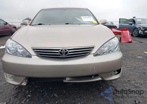 2005 Toyota Camry Xle z USA, uszkodzony, nr VIN 4T1BE32K05U090143
